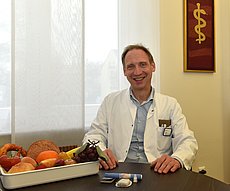 Dr. Peter Loeff mit Materialien für die Behandlung von Diabetespatienten