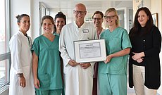 Das Team des Endometriosezentrums im Severinsklösterchen präsentiert das Zertifikat